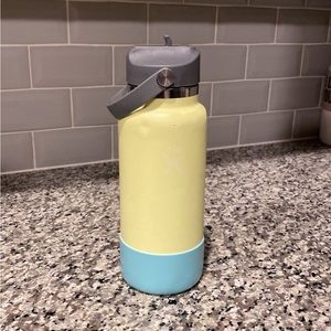 Pineapple Hydroflask 32oz Water Bottle with Straw Lid and Boot